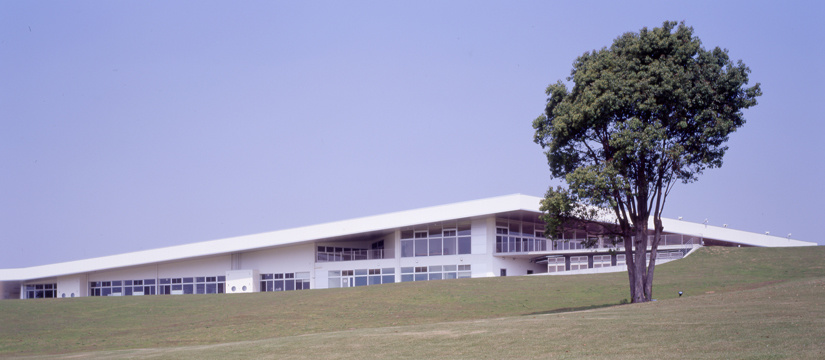 ヒルトップの丘に馴染む屋根とファサード