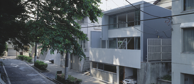 隣地の緑を取込む開口部とガルバリウム折板による正面外観