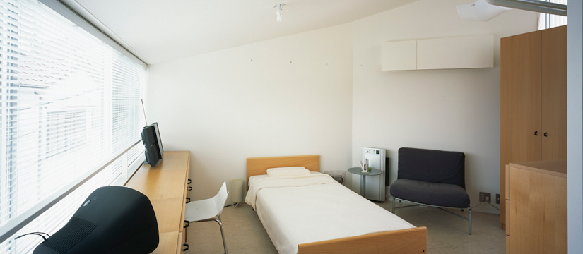 屋根形状がそのまま天井の傾斜となっているアパート