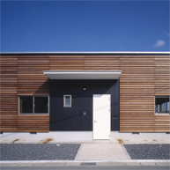 木デッキを貼った住宅ファサード