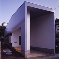 門型フレーム外観の木造在来工法の家